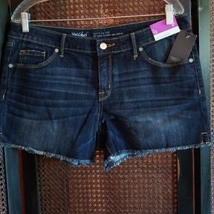 Frayed denim shorts